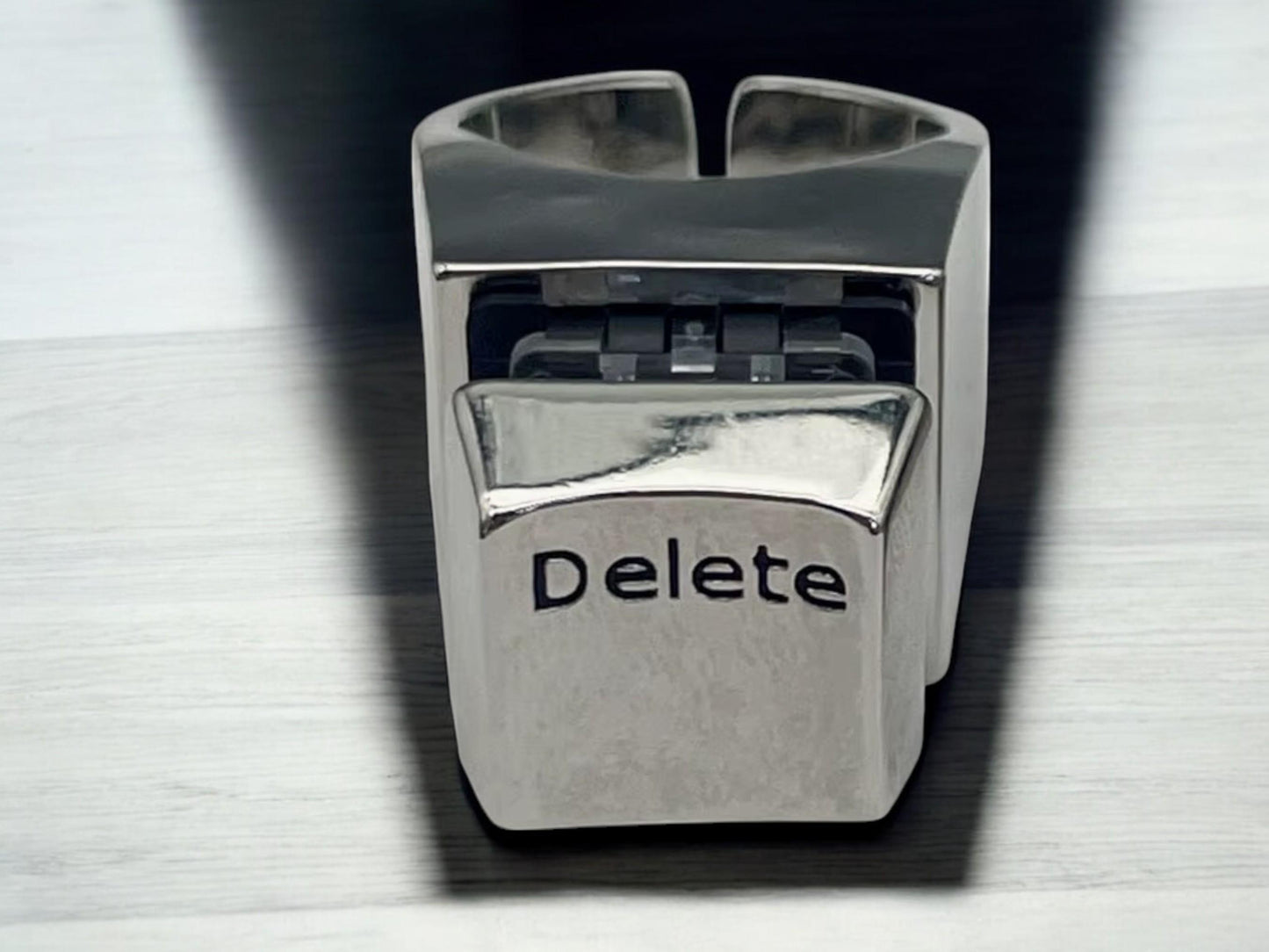 Adjustable Keyboard Key Ring – Delete Key Jewelry for Tech Fans