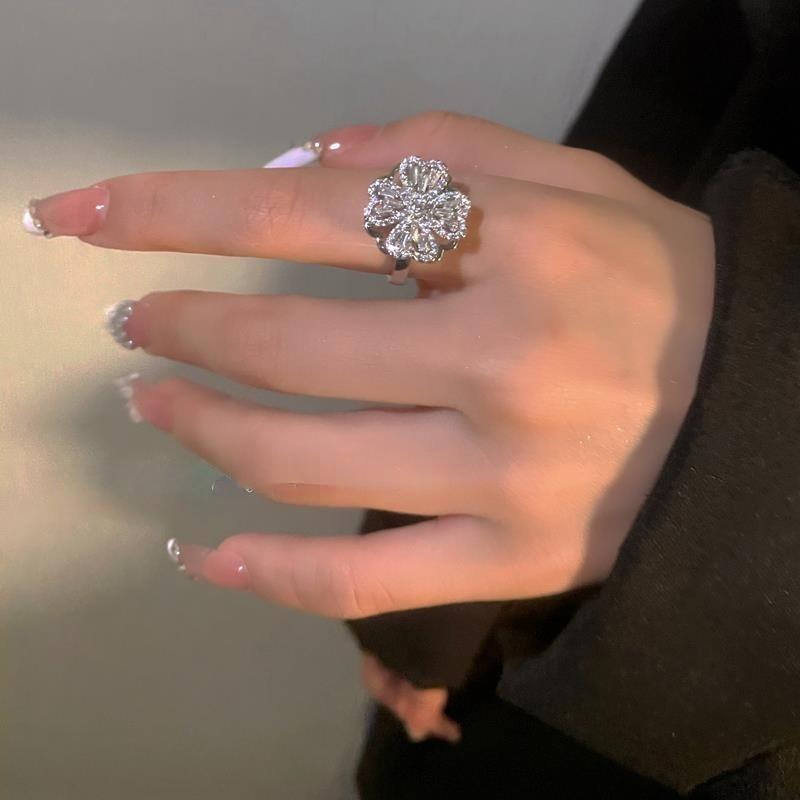 Rotating Clover Ring